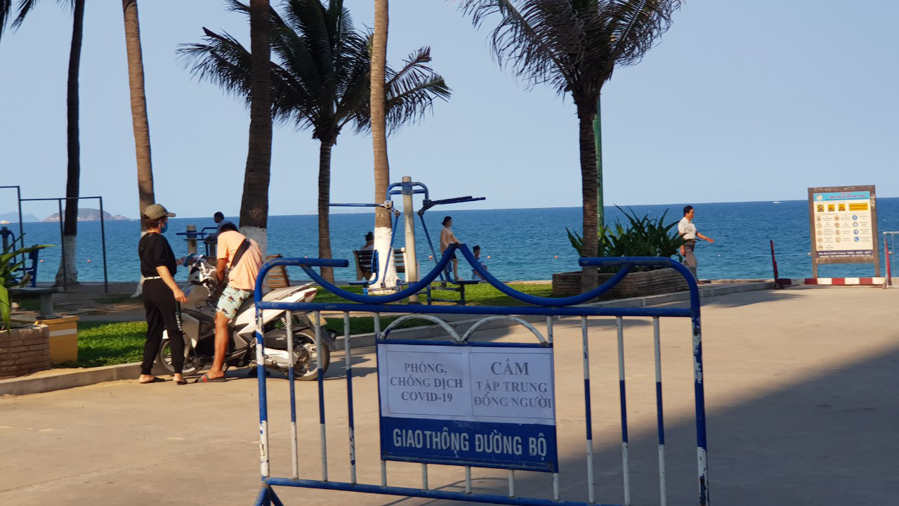 Nha Trang: Tiếp tục tạm dừng tắm biển, cấm tập trung đông người cho đến khi có thông báo mới - Ảnh 1.