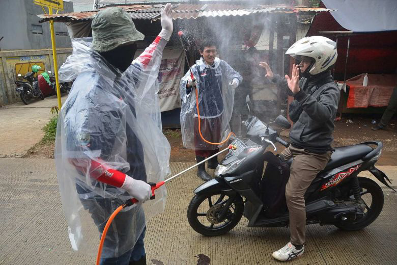 Cập nhật dịch virus corona trên thế giới ngày 31/3: Số ca tử vong tại Mỹ vượt qua 3.000, khu vực ASEAN tiếp tục gia tăng ca nhiễm mới
- Ảnh 4. Cập nhật dịch virus corona trên thế giới ngày 31/3: Số ca tử vong tại Mỹ vượt qua 3.000, khu vực ASEAN tiếp tục gia tăng ca nhiễm mới
- Ảnh 4.