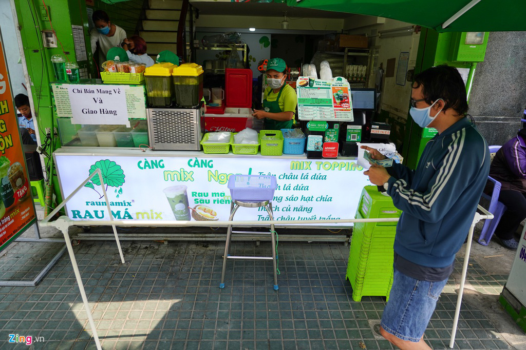 Hàng quán ở TP HCM dùng cần câu thu tiền, giao hàng để tránh Covid-19 - Ảnh 4. Hàng quán ở TP HCM dùng cần câu thu tiền, giao hàng để tránh Covid-19 - Ảnh 4.