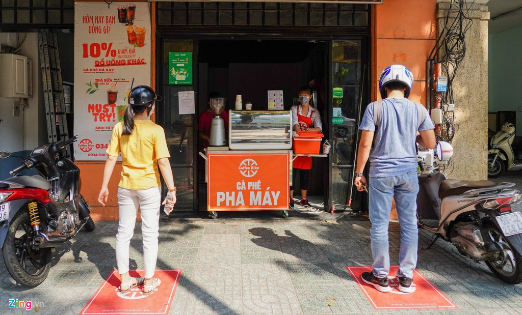 Hàng quán ở TP HCM dùng cần câu thu tiền, giao hàng để tránh Covid-19 - Ảnh 1. Hàng quán ở TP HCM dùng cần câu thu tiền, giao hàng để tránh Covid-19 - Ảnh 1.