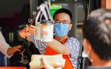 Hàng quán ở TP HCM dùng cần câu thu tiền, giao hàng để tránh Covid-19
