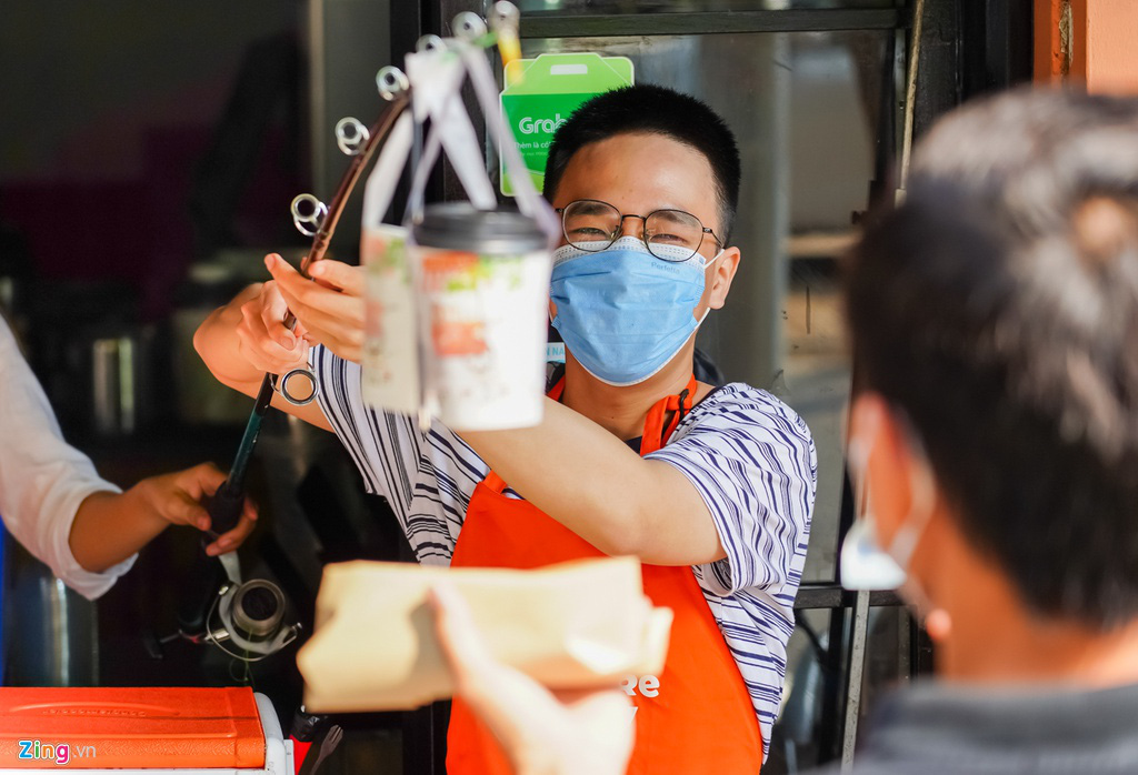 Hàng quán ở TP HCM dùng cần câu thu tiền, giao hàng để tránh Covid-19 - Ảnh 2. Hàng quán ở TP HCM dùng cần câu thu tiền, giao hàng để tránh Covid-19 - Ảnh 2.