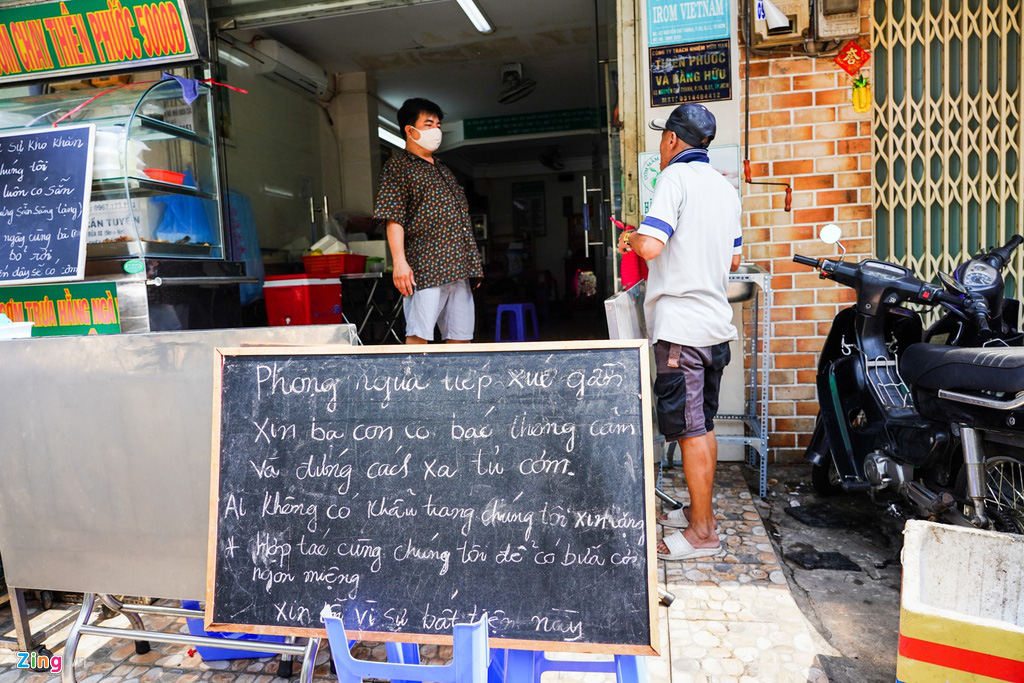 Hàng quán ở TP HCM dùng cần câu thu tiền, giao hàng để tránh Covid-19 - Ảnh 7. Hàng quán ở TP HCM dùng cần câu thu tiền, giao hàng để tránh Covid-19 - Ảnh 7.
