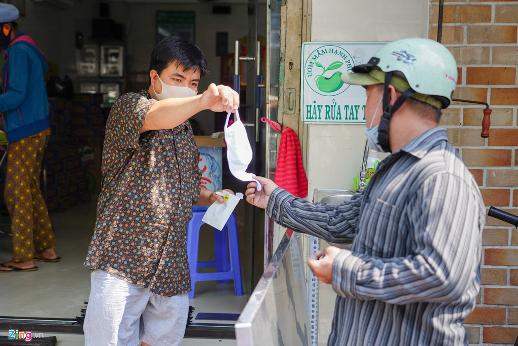 Hàng quán ở TP HCM dùng cần câu thu tiền, giao hàng để tránh Covid-19 - Ảnh 8. Hàng quán ở TP HCM dùng cần câu thu tiền, giao hàng để tránh Covid-19 - Ảnh 8.