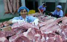 Không mua gạo, mì tôm như trước, chiều 31/3, nhiều người ra chợ mua thịt heo, chuẩn bị thức ăn cho 2 tuần cách li chống dịch