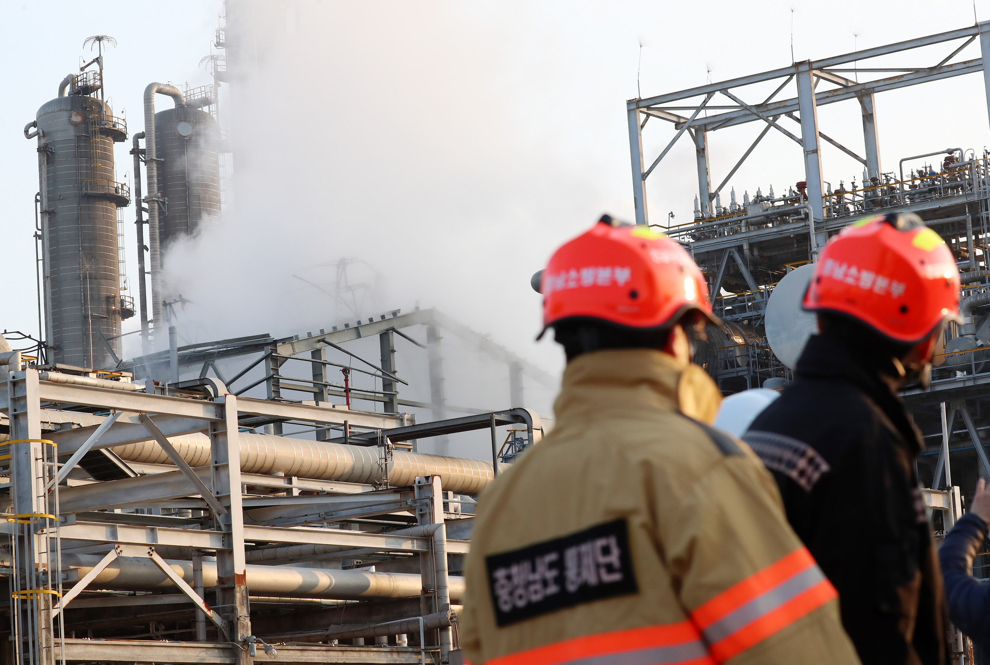 Hàn Quốc: vụ nổ kèm cháy lớn ở nhà máy Lotte Chemical khiến 56 người bị thương - Ảnh 3. Hàn Quốc: vụ nổ kèm cháy lớn ở nhà máy Lotte Chemical khiến 56 người bị thương - Ảnh 3.