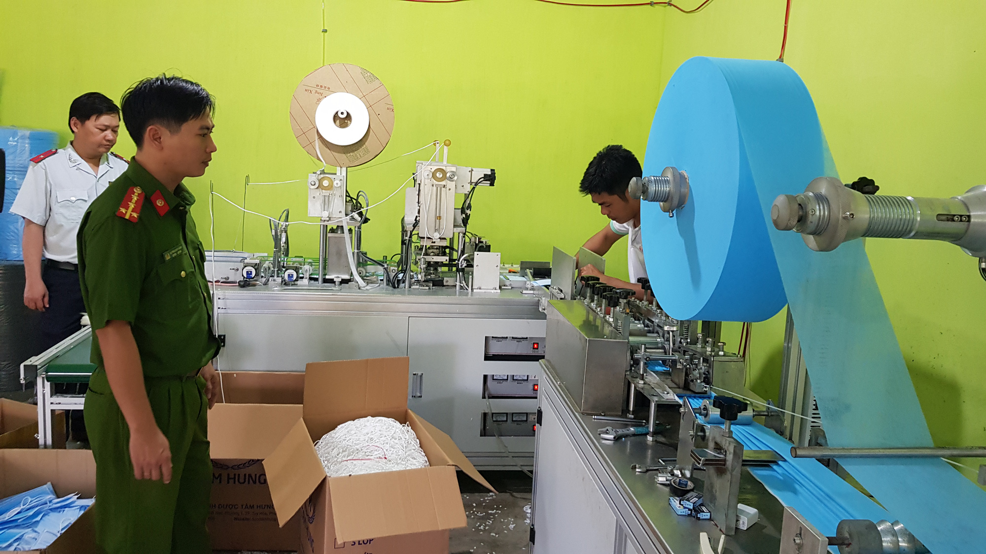 Phát hiện cơ sở sản xuất khẩu trang y tế chưa được cấp phép, đã bán hàng nghìn chiếc cho người dân - Ảnh 2.