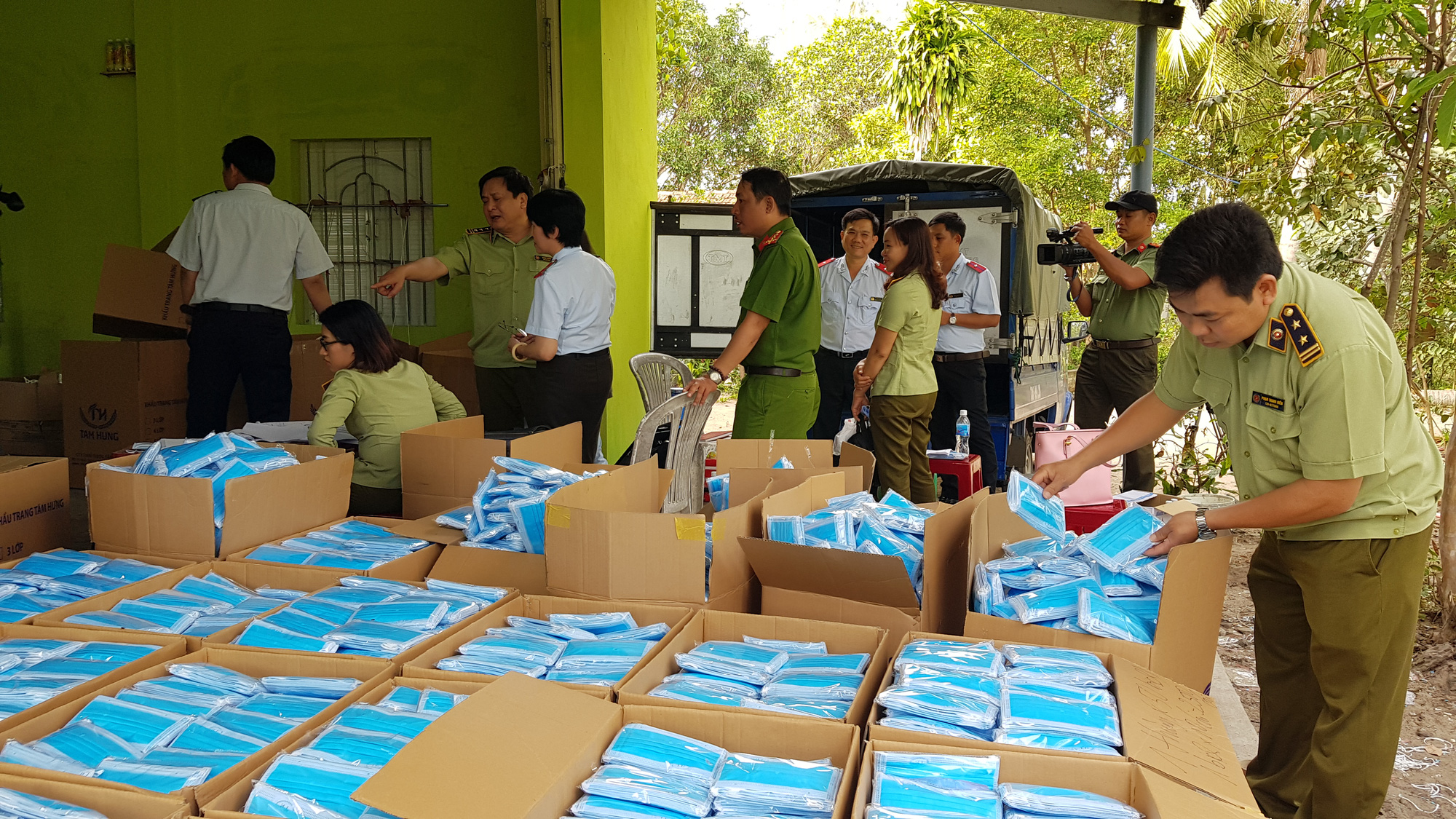Phát hiện cơ sở sản xuất khẩu trang y tế chưa được cấp phép, đã bán hàng nghìn chiếc cho người dân - Ảnh 1.