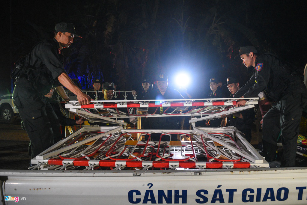 Khoảnh khắc dỡ chốt cách li Sơn Lôi lúc nửa đêm - Ảnh 5. Khoảnh khắc dỡ chốt cách li Sơn Lôi lúc nửa đêm - Ảnh 5.