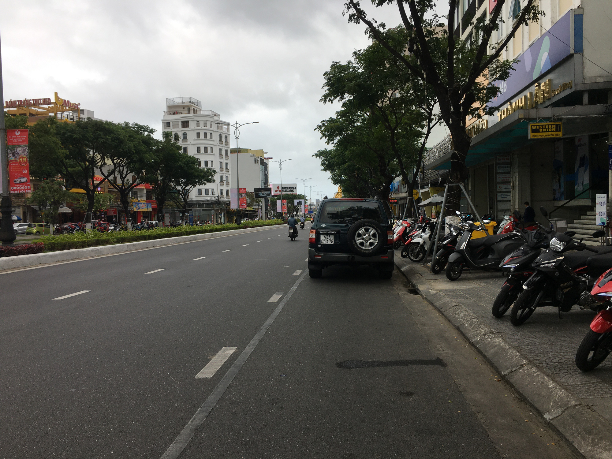 Đà Nẵng: Người dân đỗ ô tô, xe máy bất chấp biển cấm bị CSGT xử lí - Ảnh 4. Đà Nẵng: Người dân đỗ ô tô, xe máy bất chấp biển cấm bị CSGT xử lí - Ảnh 4.