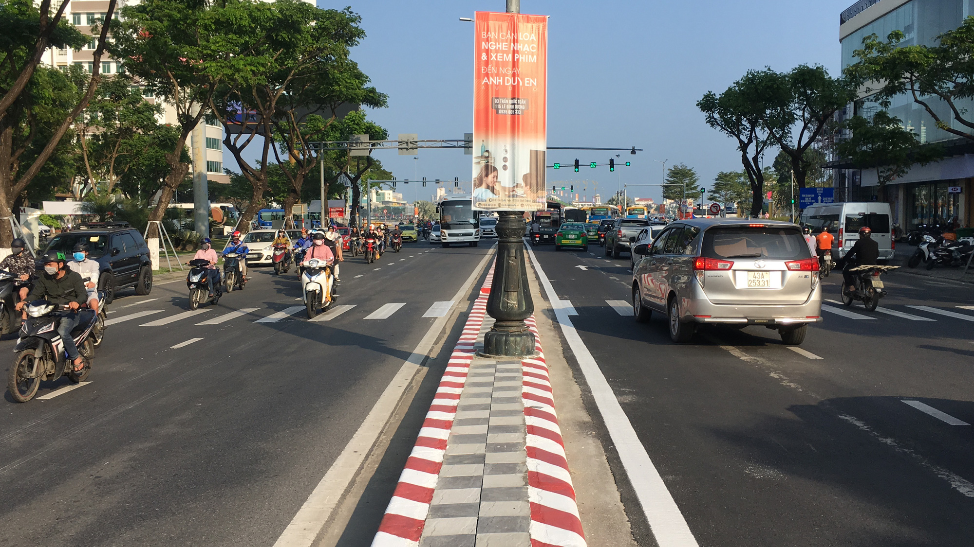 Đà Nẵng: Người dân đỗ ô tô, xe máy bất chấp biển cấm bị CSGT xử lí - Ảnh 2. Đà Nẵng: Người dân đỗ ô tô, xe máy bất chấp biển cấm bị CSGT xử lí - Ảnh 2.