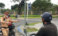 CSGT Đà Nẵng xử phạt hàng loạt ô tô, xe máy dừng đỗ sai qui định