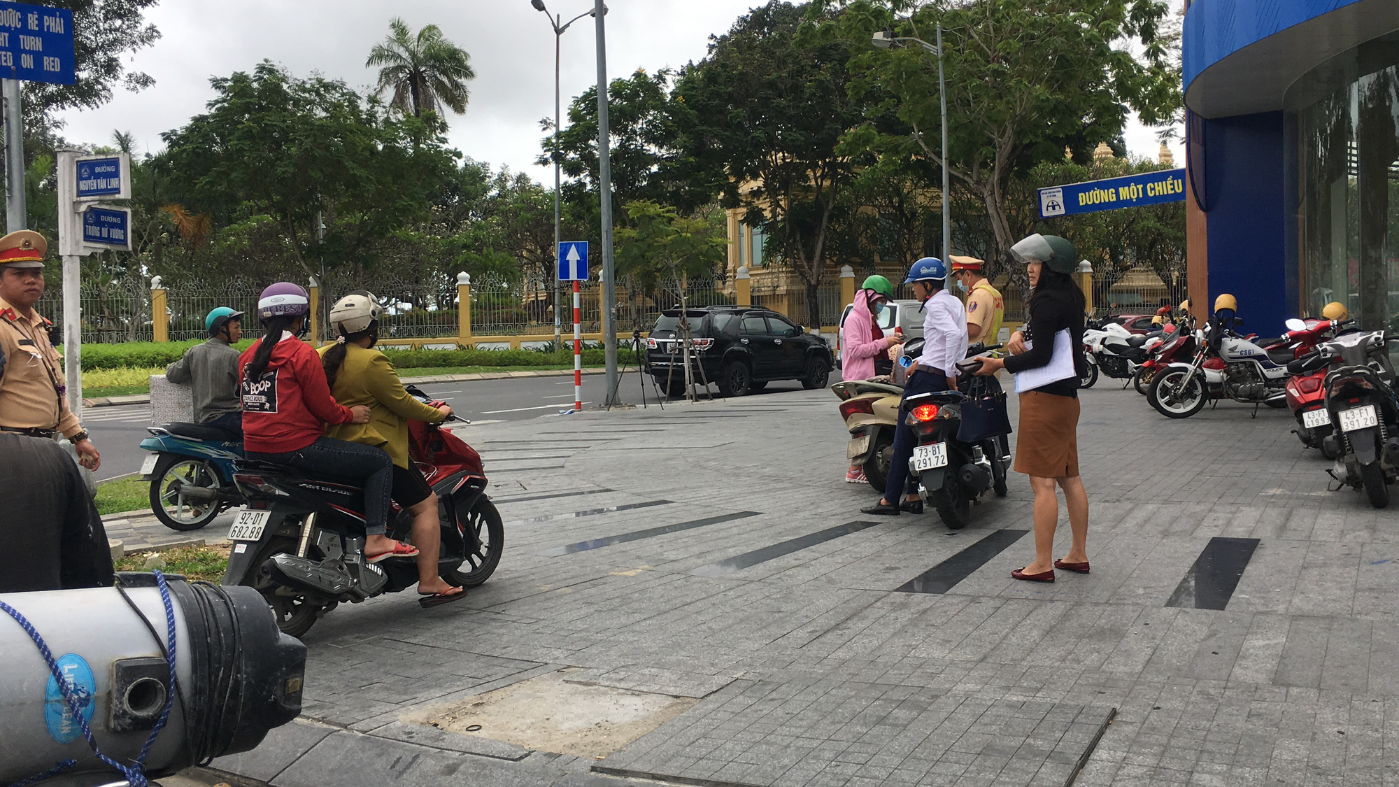 Đà Nẵng: Người dân đỗ ô tô, xe máy bất chấp biển cấm bị CSGT xử lí - Ảnh 8. Đà Nẵng: Người dân đỗ ô tô, xe máy bất chấp biển cấm bị CSGT xử lí - Ảnh 8.