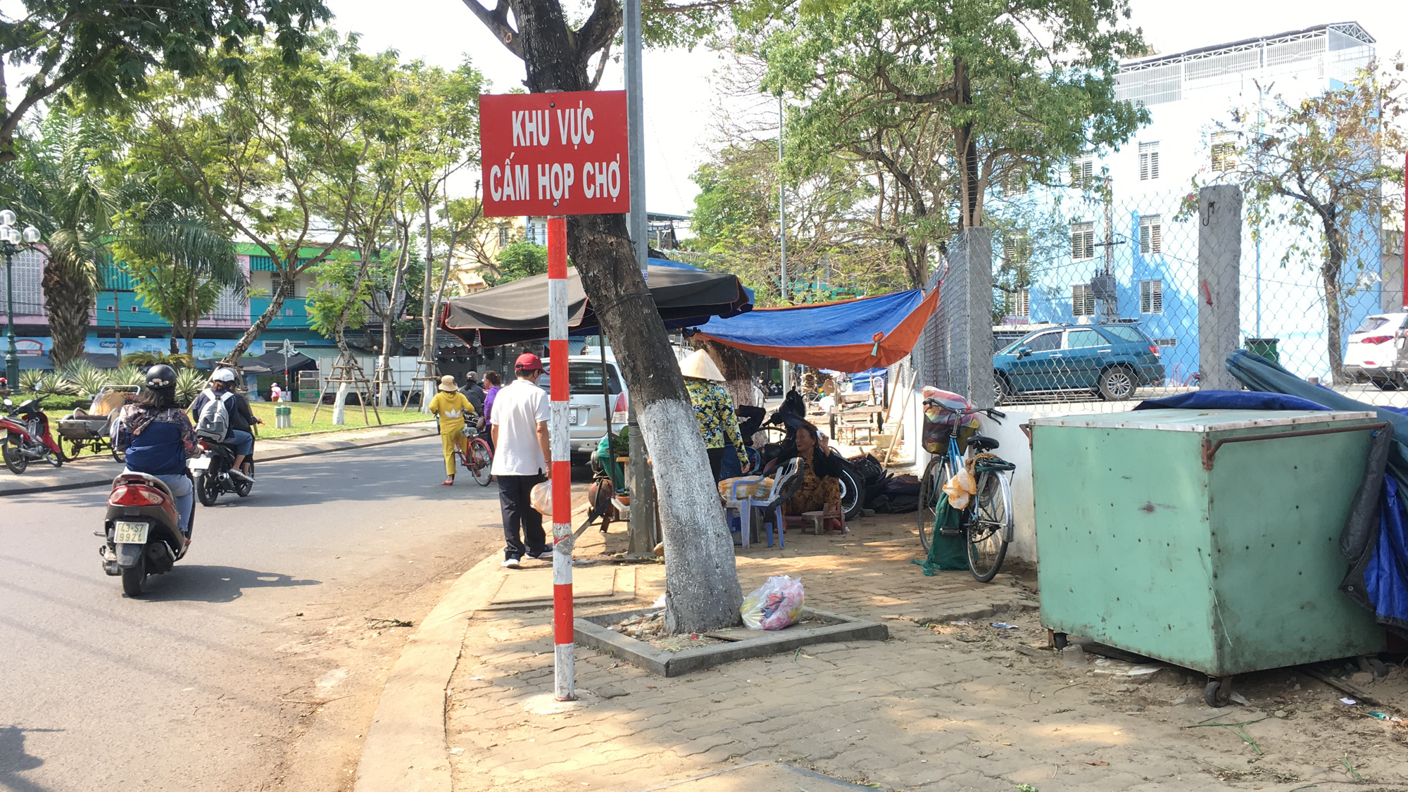 Đà Nẵng: Người dân đỗ ô tô, xe máy bất chấp biển cấm bị CSGT xử lí - Ảnh 13. Đà Nẵng: Người dân đỗ ô tô, xe máy bất chấp biển cấm bị CSGT xử lí - Ảnh 13.