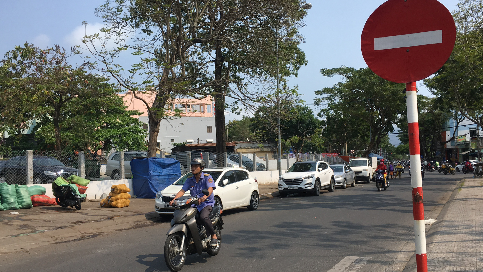 Đà Nẵng: Người dân đỗ ô tô, xe máy bất chấp biển cấm bị CSGT xử lí - Ảnh 12. Đà Nẵng: Người dân đỗ ô tô, xe máy bất chấp biển cấm bị CSGT xử lí - Ảnh 12.