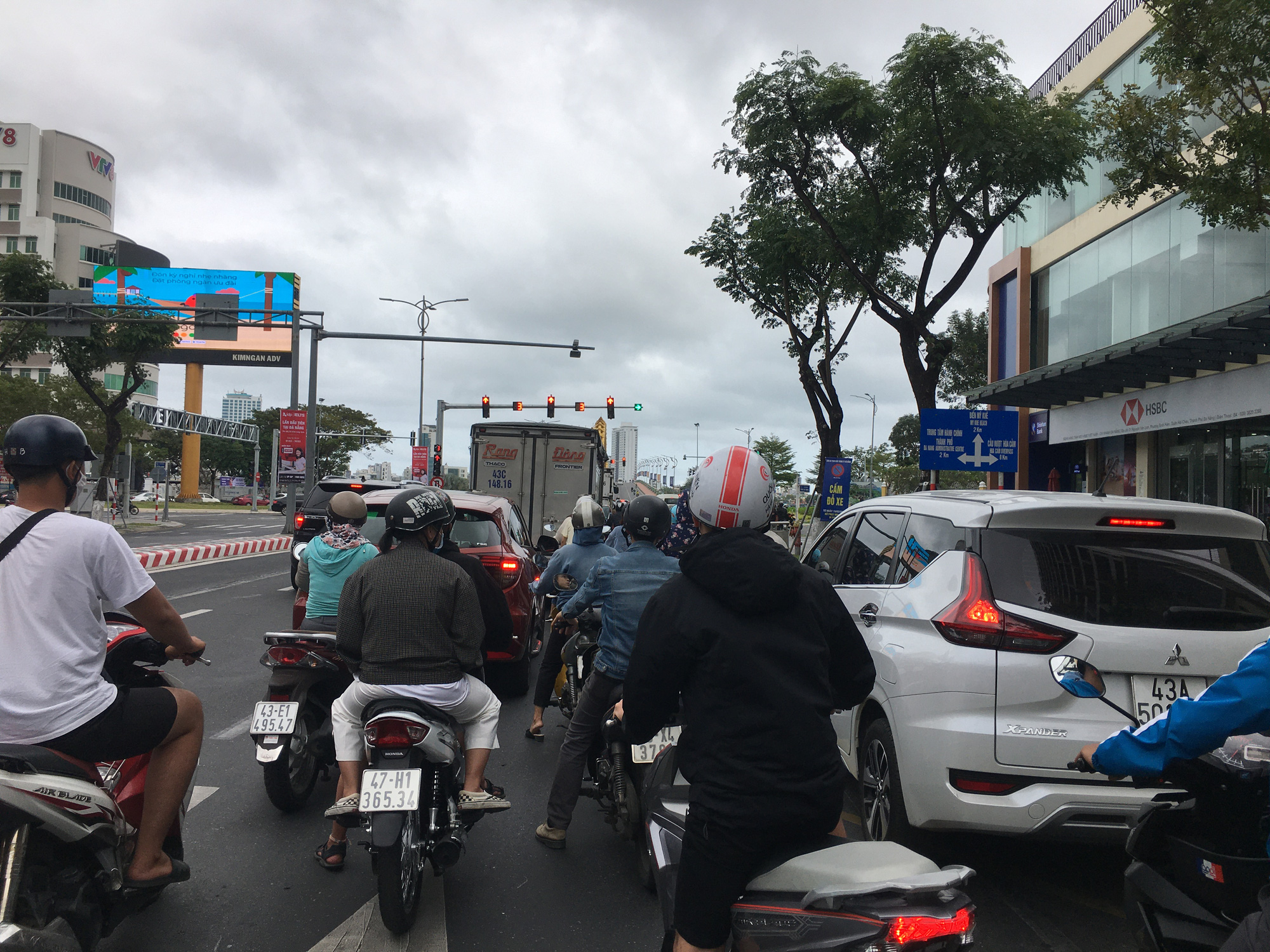 Đà Nẵng: Người dân đỗ ô tô, xe máy bất chấp biển cấm bị CSGT xử lí - Ảnh 5. Đà Nẵng: Người dân đỗ ô tô, xe máy bất chấp biển cấm bị CSGT xử lí - Ảnh 5.