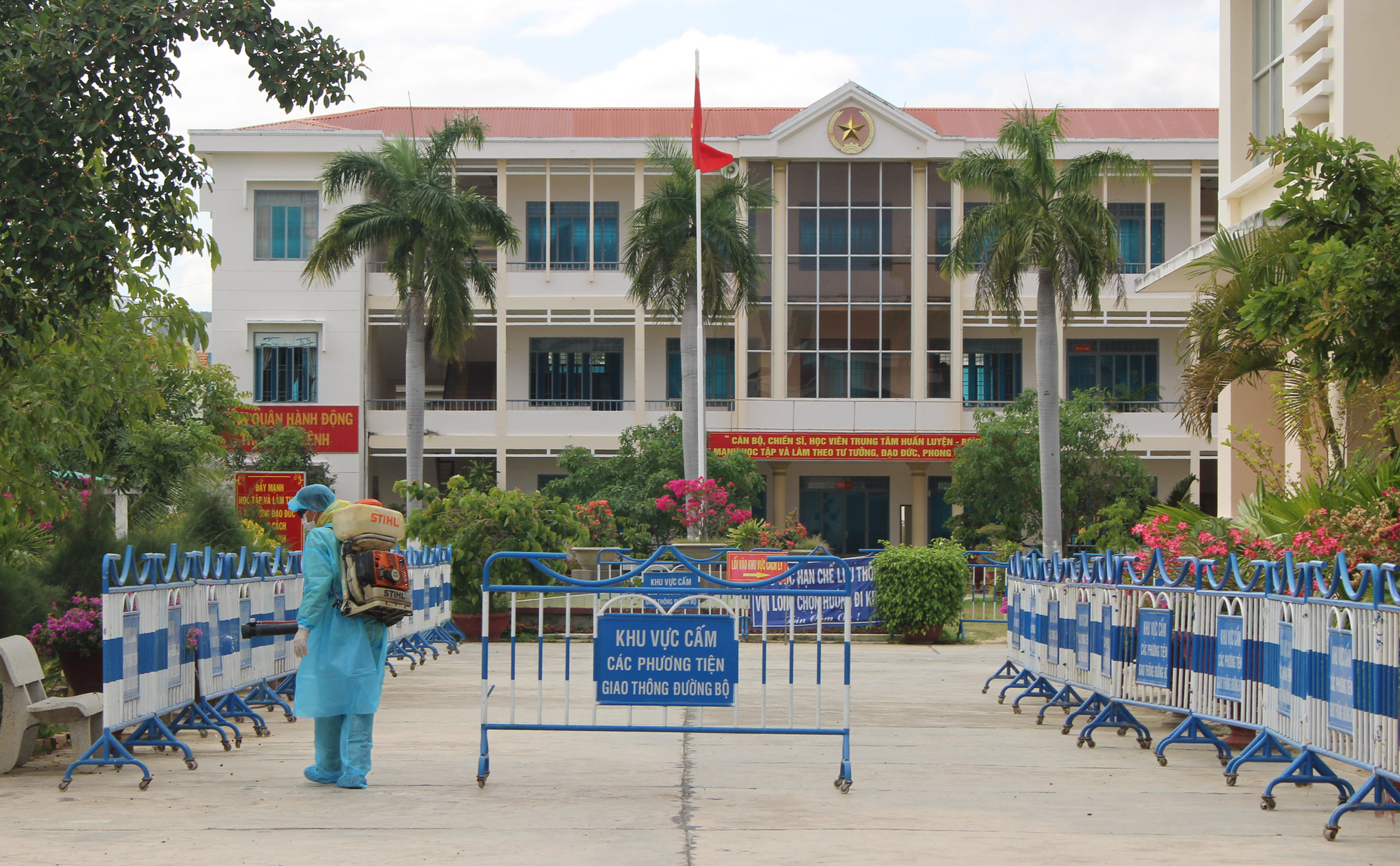 Khánh Hòa: Cận cảnh khu cách li người Việt từ Hàn Quốc trở về - Ảnh 2.