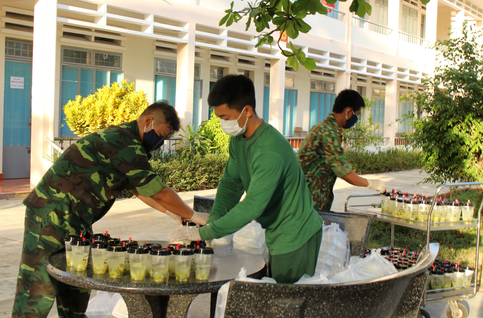 Khánh Hòa: Cận cảnh khu cách li người Việt từ Hàn Quốc trở về - Ảnh 12.