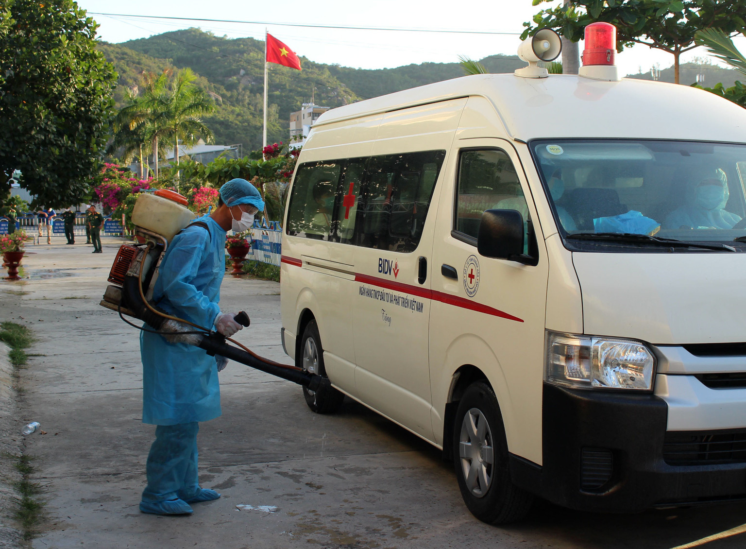 Phú Yên: Xuất hiện tình trạng mạo danh cán bộ y tế phun hóa chất phòng chống dịch Covid-19 thu tiền sai qui định - Ảnh 1. Phú Yên: Xuất hiện tình trạng mạo danh cán bộ y tế phun hóa chất phòng chống dịch Covid-19 thu tiền sai qui định - Ảnh 1.