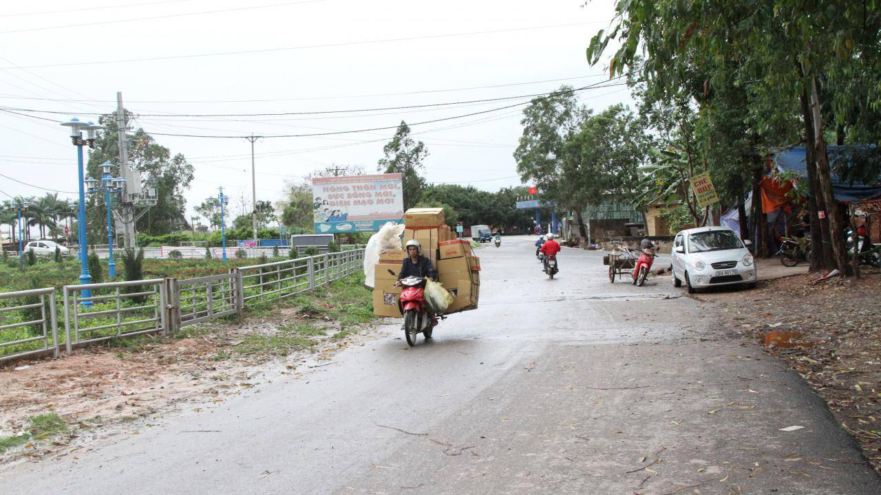 Nhộn nhịp cuộc sống người dân Sơn Lôi sau khi tháo dỡ chốt kiểm dịch COVID-19 - Ảnh 2. Nhộn nhịp cuộc sống người dân Sơn Lôi sau khi tháo dỡ chốt kiểm dịch COVID-19 - Ảnh 2.
