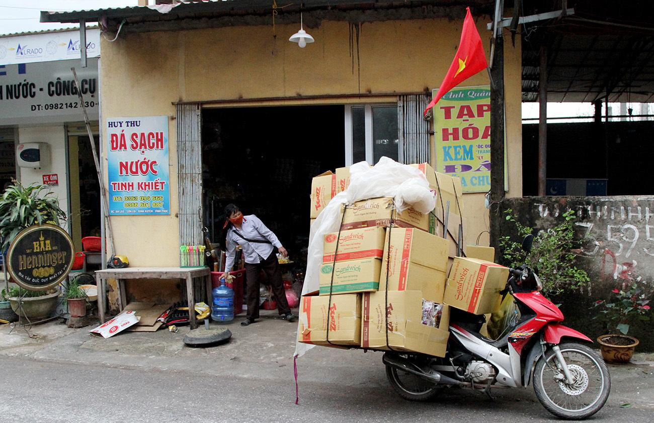 Nhộn nhịp cuộc sống người dân Sơn Lôi sau khi tháo dỡ chốt kiểm dịch COVID-19 - Ảnh 4. Nhộn nhịp cuộc sống người dân Sơn Lôi sau khi tháo dỡ chốt kiểm dịch COVID-19 - Ảnh 4.