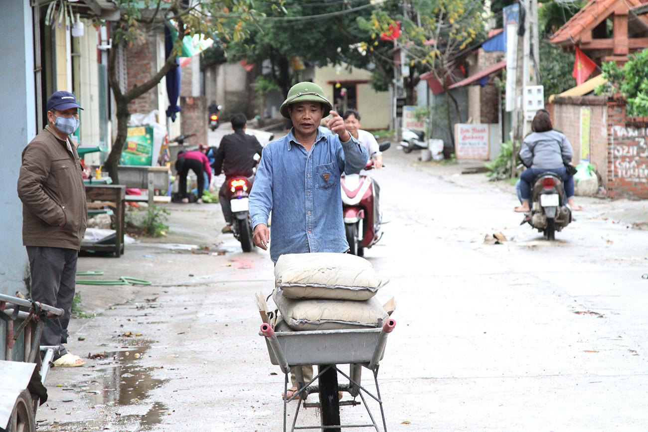 Nhộn nhịp cuộc sống người dân Sơn Lôi sau khi tháo dỡ chốt kiểm dịch COVID-19 - Ảnh 7. Nhộn nhịp cuộc sống người dân Sơn Lôi sau khi tháo dỡ chốt kiểm dịch COVID-19 - Ảnh 7.