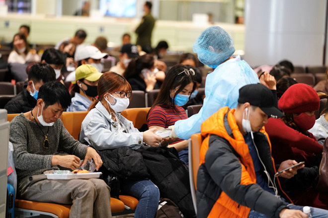 Phục vụ miễn phí đồ ăn và nước uống cho hành khách trở về từ vùng dịch - Ảnh 1. Phục vụ miễn phí đồ ăn và nước uống cho hành khách trở về từ vùng dịch - Ảnh 1.