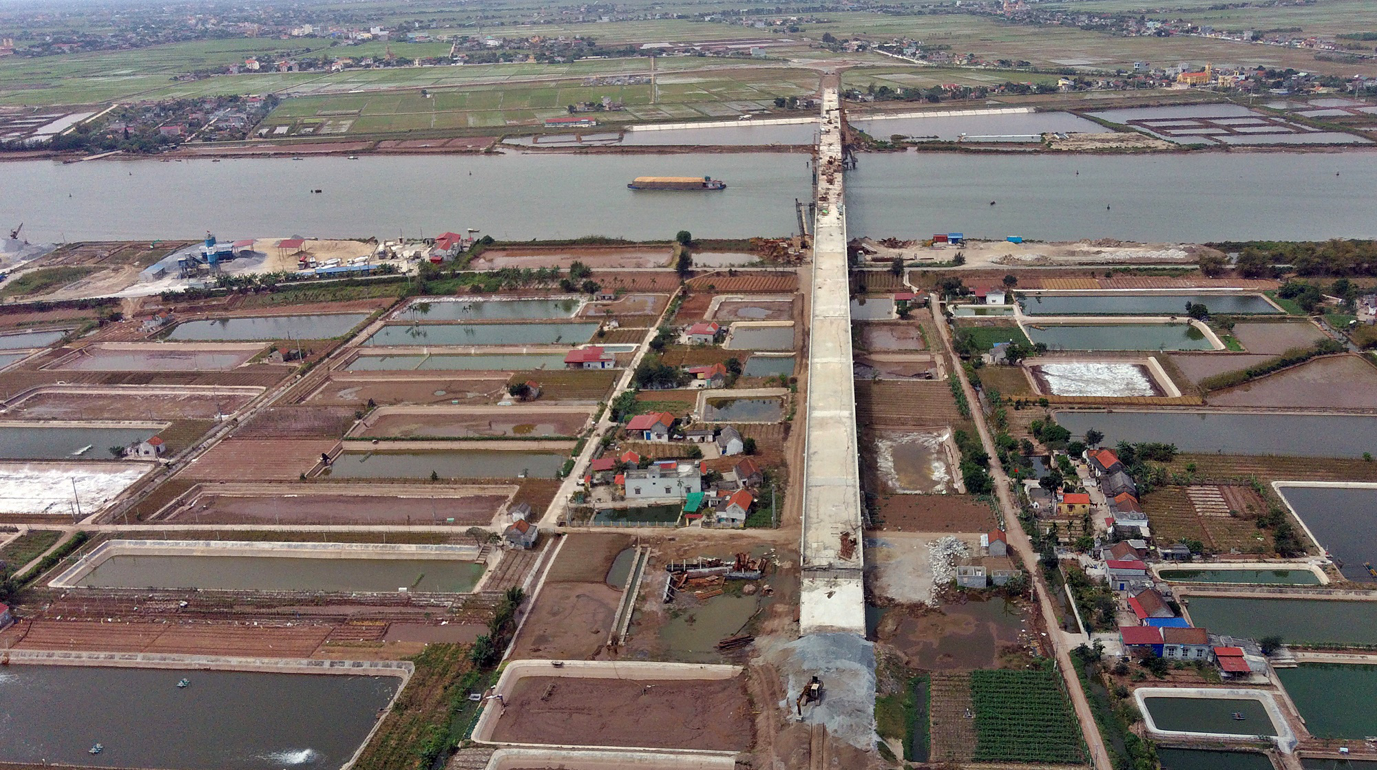 Toàn cảnh cầu Thịnh Long vượt sông Ninh Cơ trị giá hơn nghìn tỉ đồng sắp thông xe - Ảnh 2. Toàn cảnh cầu Thịnh Long vượt sông Ninh Cơ trị giá hơn nghìn tỉ đồng sắp thông xe - Ảnh 2.
