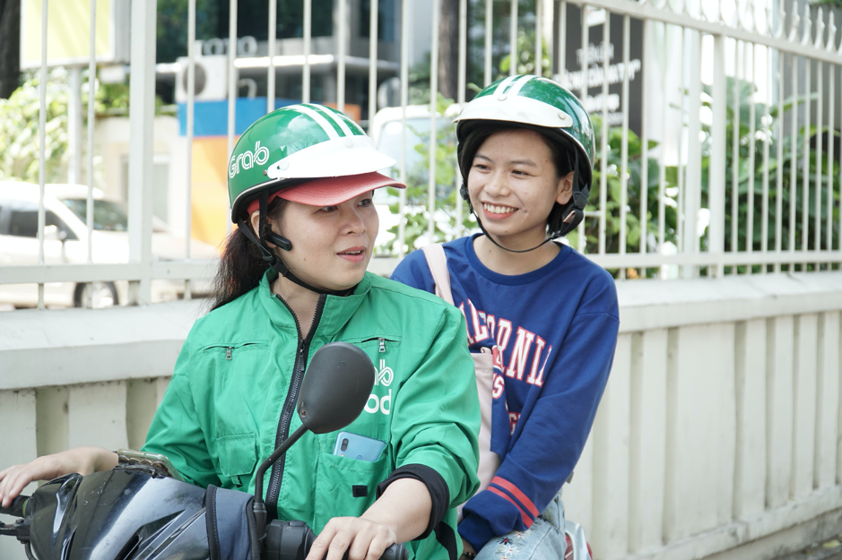 Đằng sau nắng gió bụi đường, có niềm hạnh phúc của những nữ tài xế Grab - Ảnh 3. Đằng sau nắng gió bụi đường, có niềm hạnh phúc của những nữ tài xế Grab - Ảnh 3.
