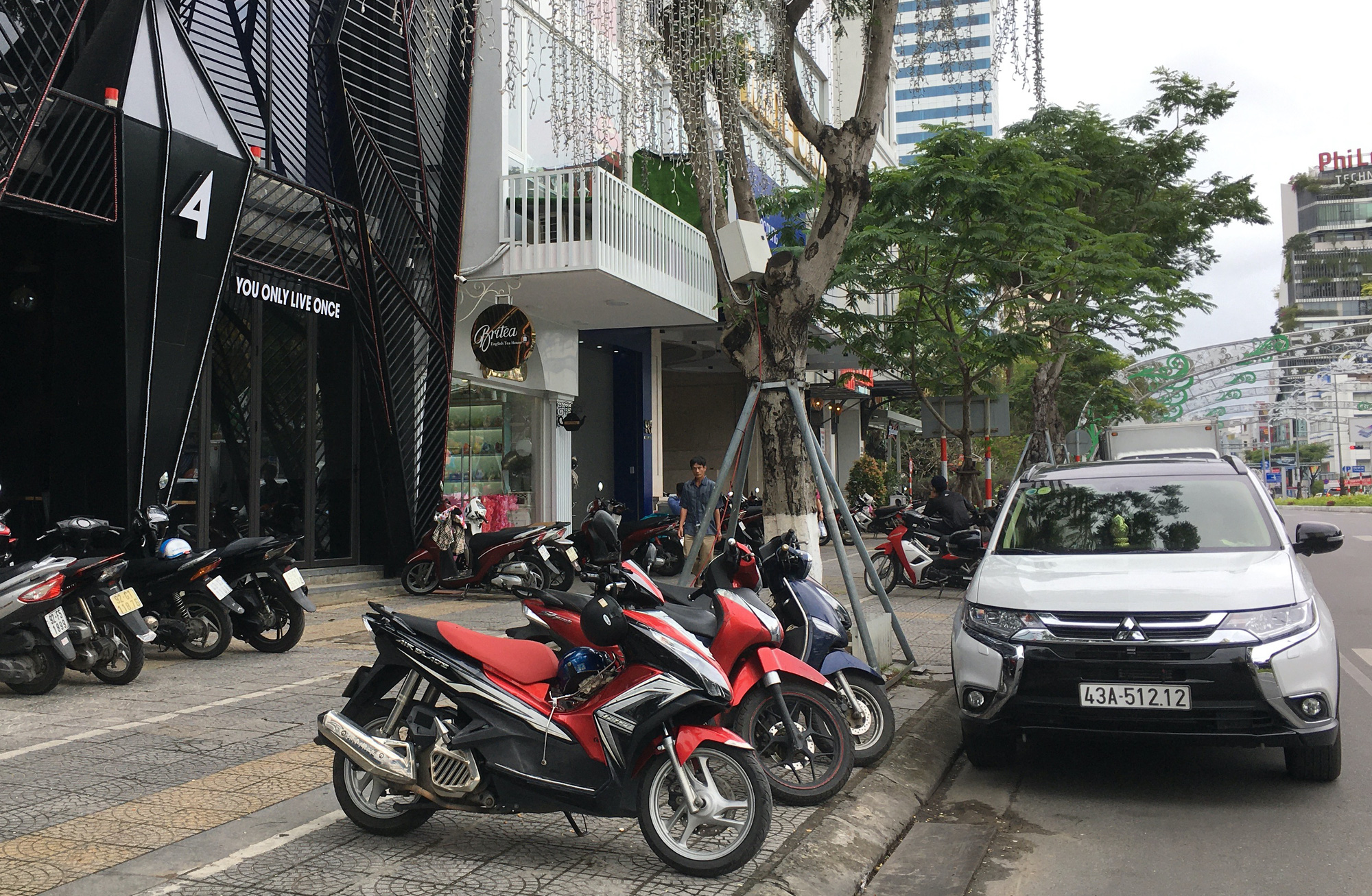 CSGT Đà Nẵng xử phạt hàng loạt ô tô, xe máy dừng đỗ sai qui định - Ảnh 5. CSGT Đà Nẵng xử phạt hàng loạt ô tô, xe máy dừng đỗ sai qui định - Ảnh 5.