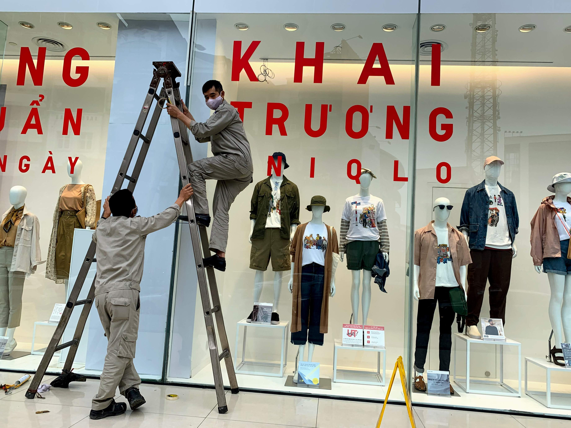 Bên trong cửa hàng Uniqlo lớn nhất Đông Nam Á ở Hà Nội có gì? - Ảnh 12.