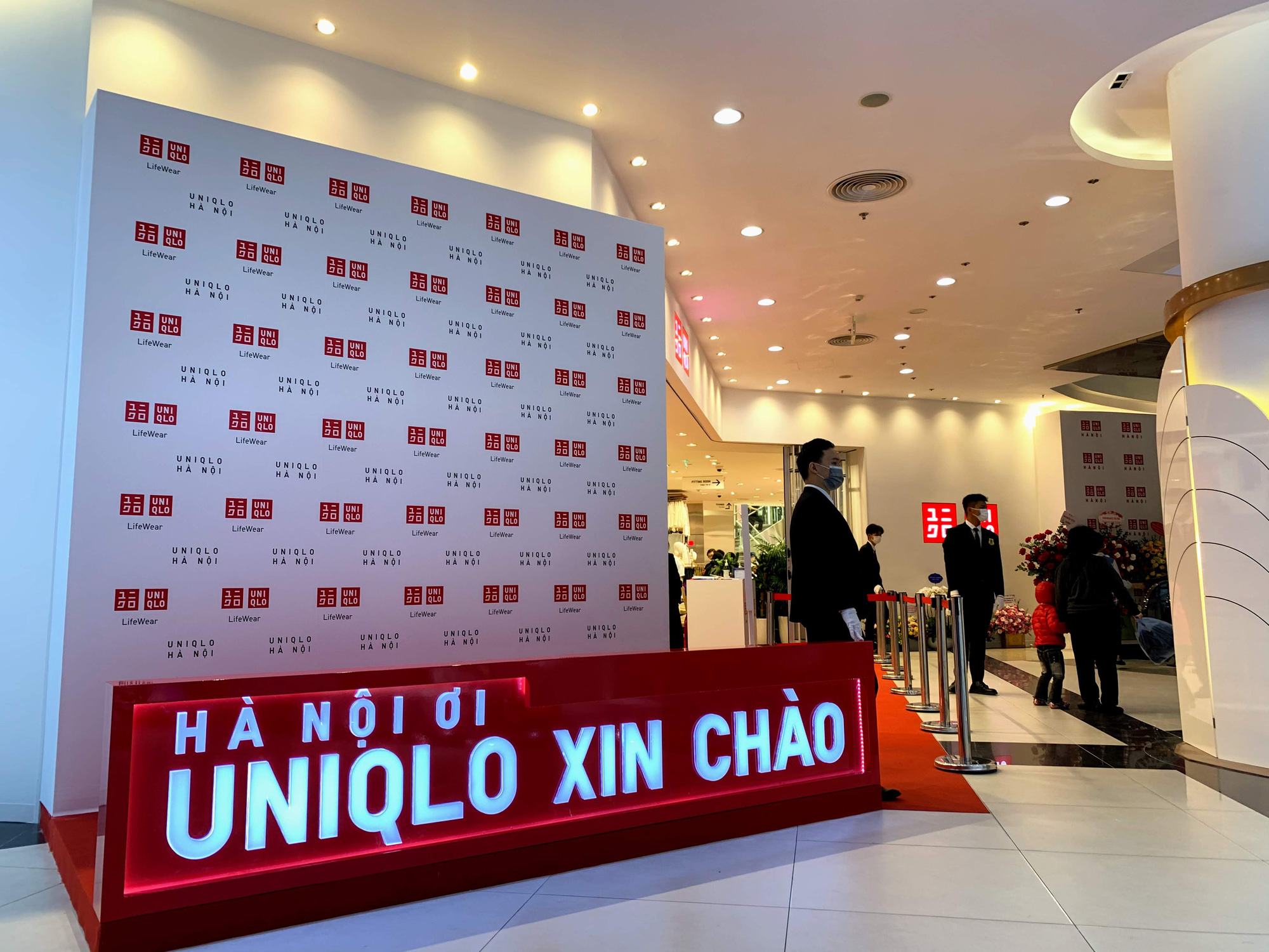 Bên trong cửa hàng Uniqlo lớn nhất Đông Nam Á ở Hà Nội có gì? - Ảnh 4.