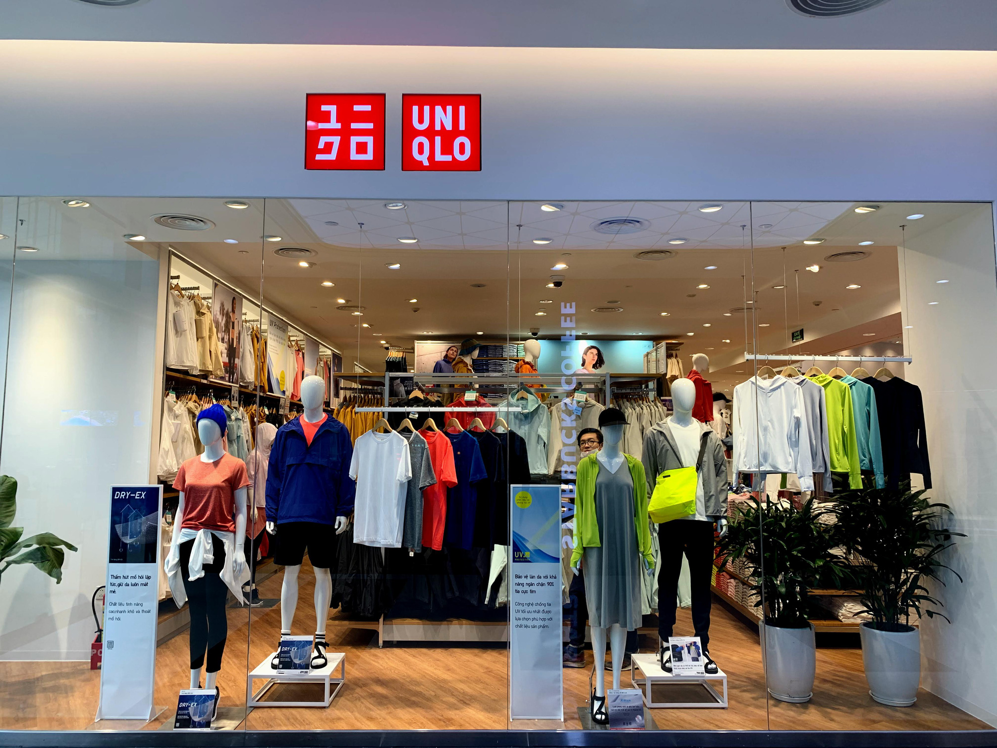 Bên trong cửa hàng Uniqlo lớn nhất Đông Nam Á ở Hà Nội có gì? - Ảnh 8.