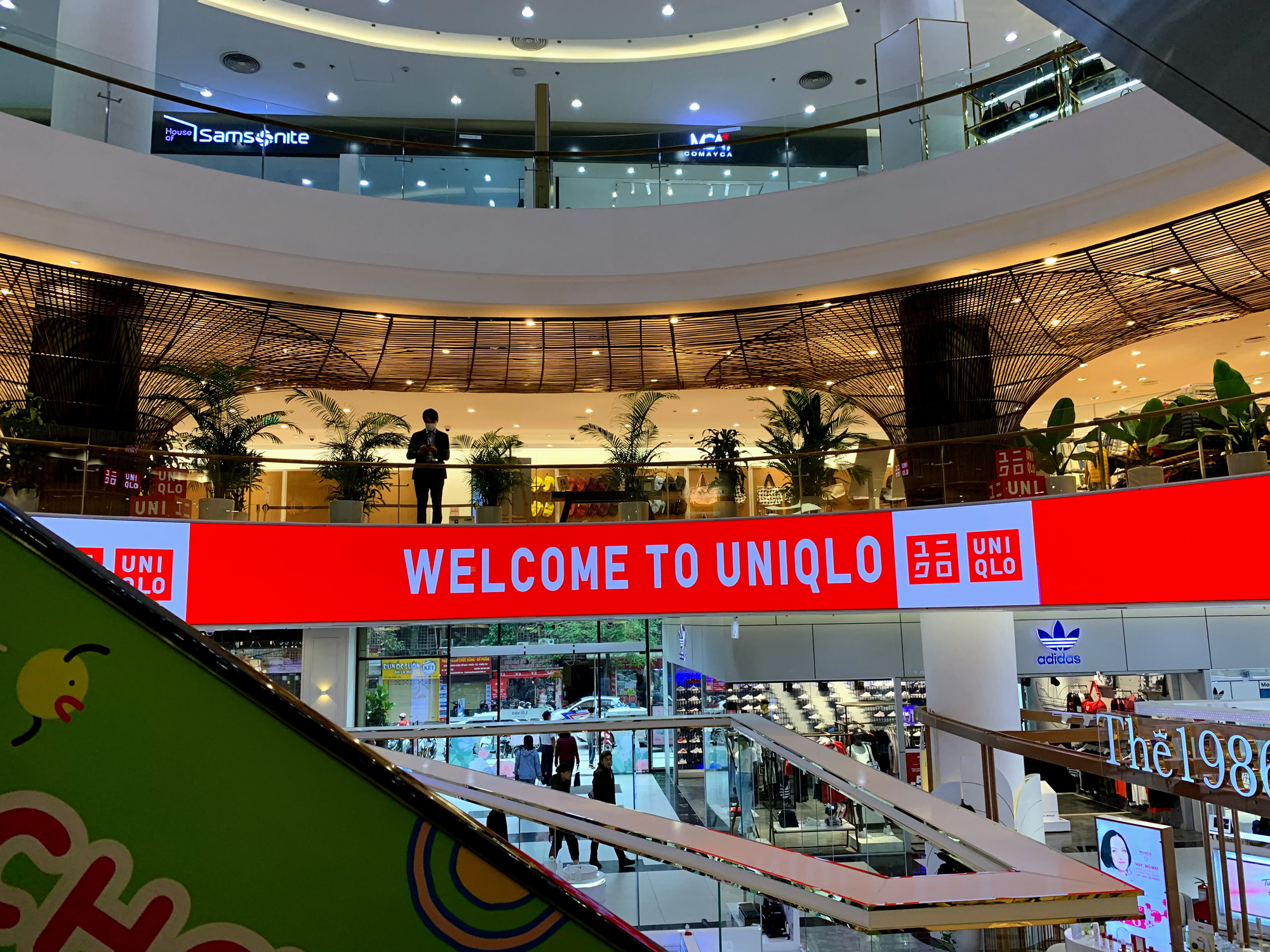 Bên trong cửa hàng Uniqlo lớn nhất Đông Nam Á ở Hà Nội có gì? - Ảnh 6.