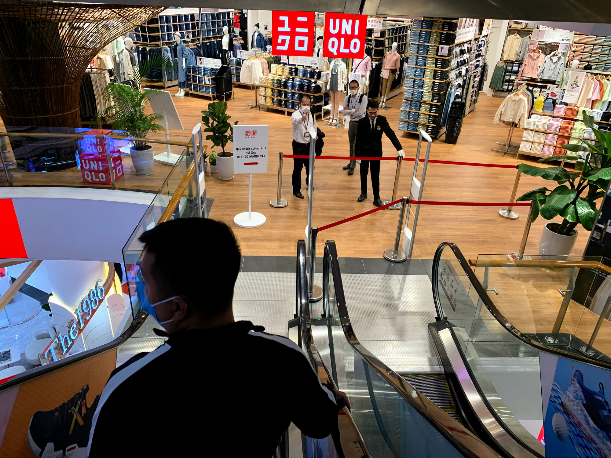 Bên trong cửa hàng Uniqlo lớn nhất Đông Nam Á ở Hà Nội có gì? - Ảnh 9.