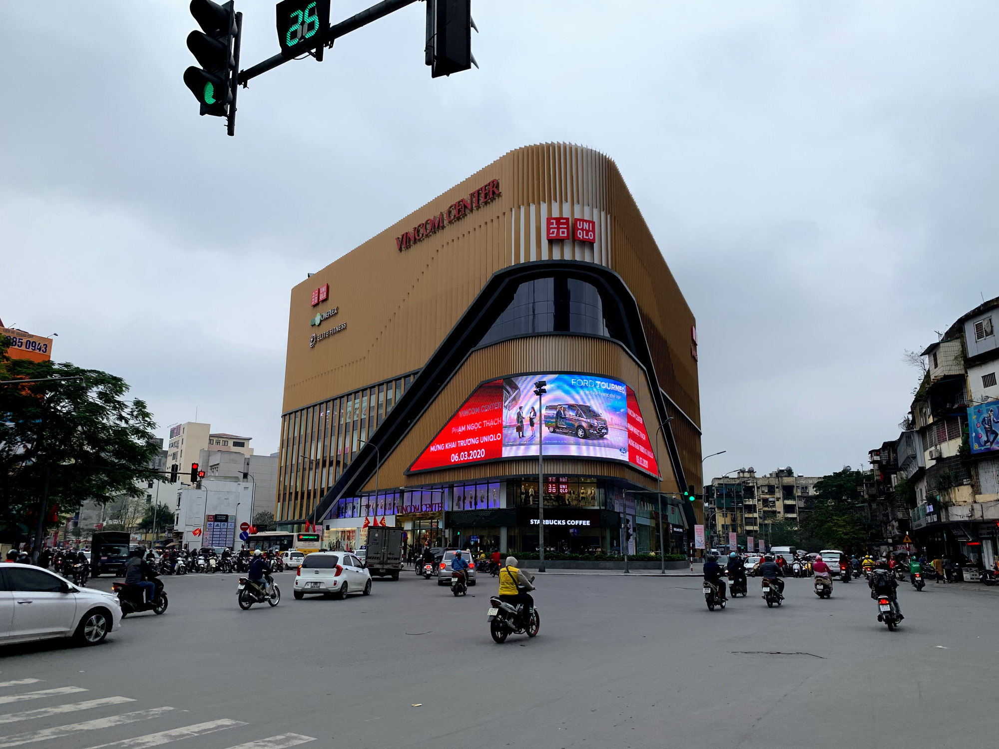 Bên trong cửa hàng Uniqlo lớn nhất Đông Nam Á ở Hà Nội có gì? - Ảnh 1.