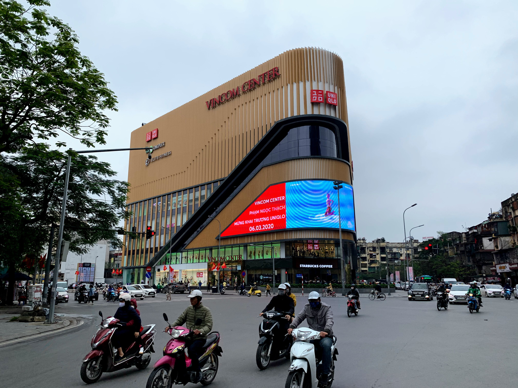 Bên trong cửa hàng Uniqlo lớn nhất Đông Nam Á ở Hà Nội có gì? - Ảnh 15.