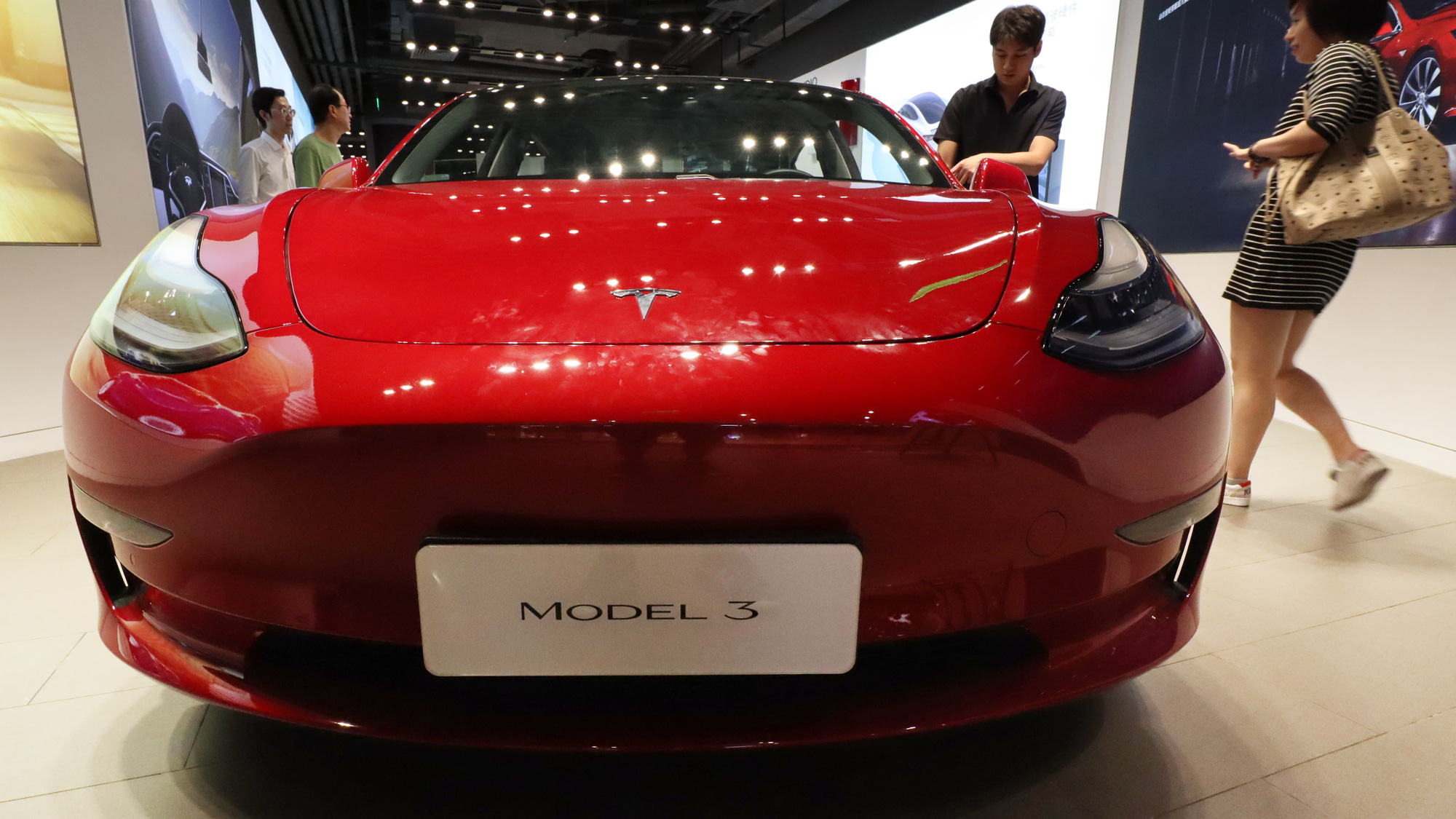 ‘Treo đầu dê bán thịt chó’ Tesla bị người Trung Quốc giận dữ tẩy chay - Ảnh 1. ‘Treo đầu dê bán thịt chó’ Tesla bị người Trung Quốc giận dữ tẩy chay - Ảnh 1.