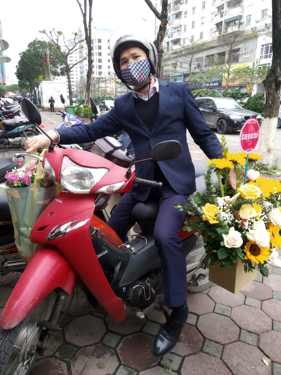 Hoa tươi dịp 8/3 tăng giá sau đợt cao điểm virus corona - Ảnh 4. Hoa tươi dịp 8/3 tăng giá sau đợt cao điểm virus corona - Ảnh 4.