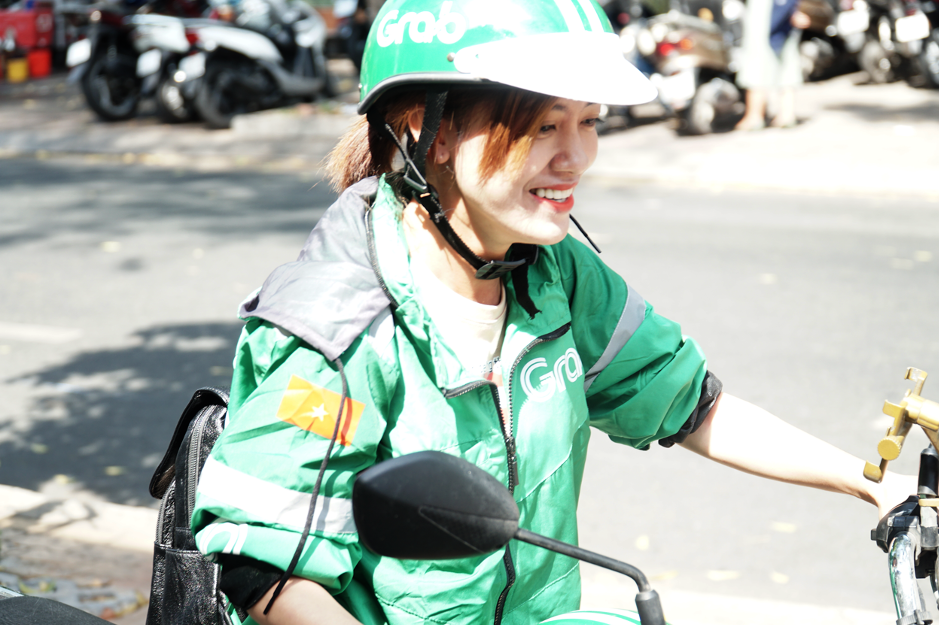Đằng sau nắng gió bụi đường, có niềm hạnh phúc của những nữ tài xế Grab - Ảnh 1. Đằng sau nắng gió bụi đường, có niềm hạnh phúc của những nữ tài xế Grab - Ảnh 1.