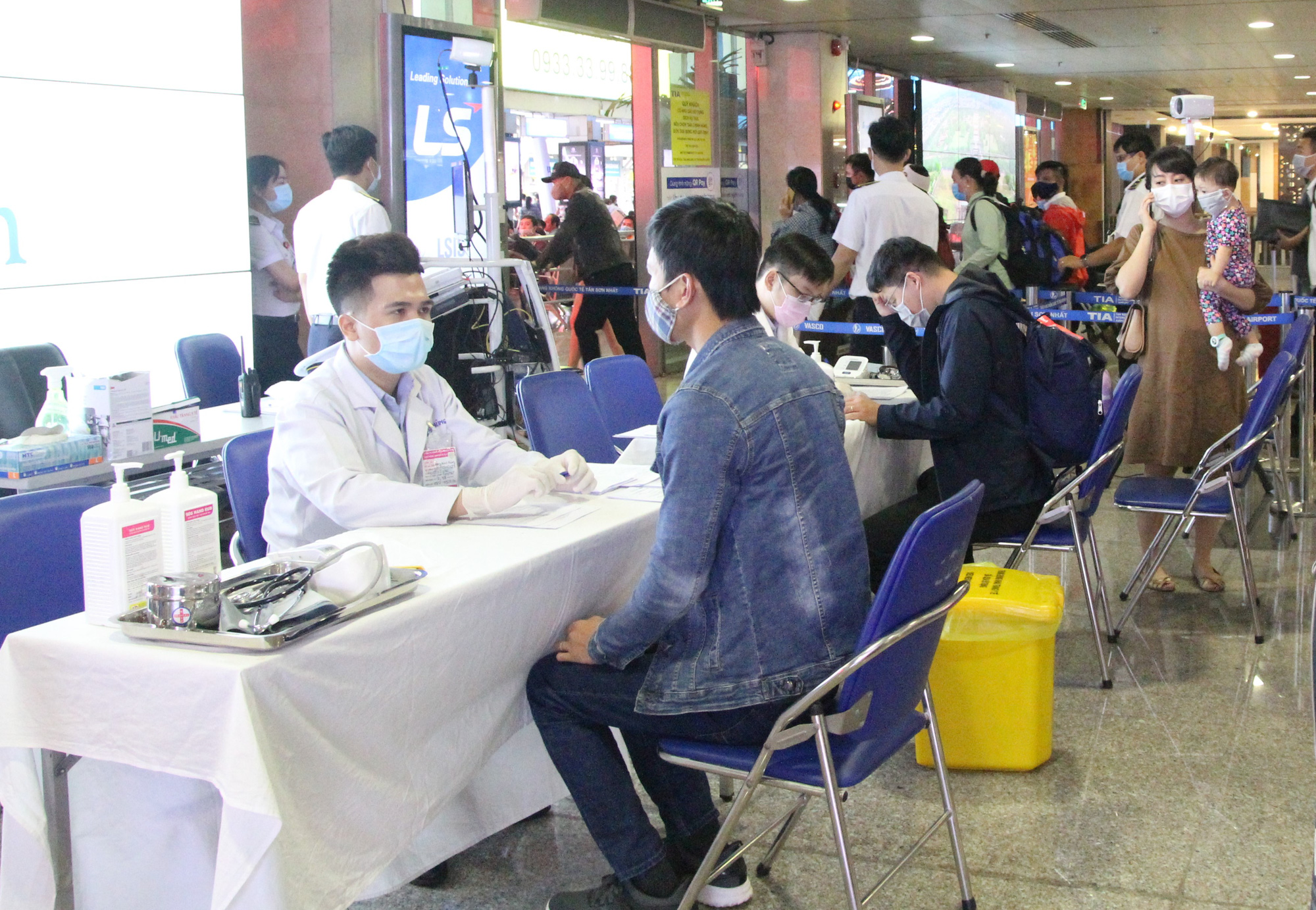 Gần 500 khách Trung Quốc đến TP HCM từ nước trung gian trong một ngày - Ảnh 1. Gần 500 khách Trung Quốc đến TP HCM từ nước trung gian trong một ngày - Ảnh 1.