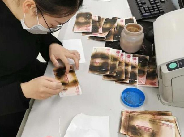 Cho tiền vào lò vi sóng để…khử trùng virus Covid-19, người phụ nữ suýt mất tiền oan - Ảnh 2. Cho tiền vào lò vi sóng để…khử trùng virus Covid-19, người phụ nữ suýt mất tiền oan - Ảnh 2.