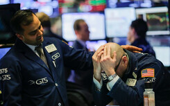 Covid-19 lây lan nhanh ở Mỹ, Dow Jones lại lao dốc gần 1.000 điểm