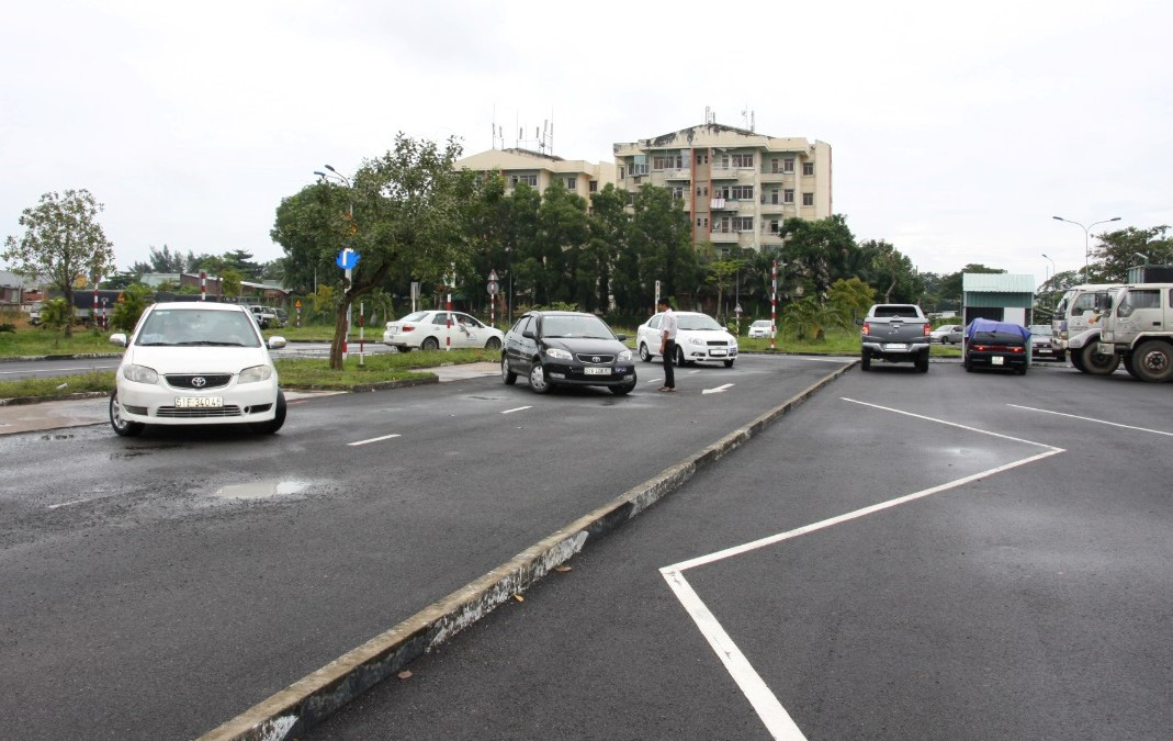 Một Trung tâm dạy lái xe ở TP HCM có đến 38 giáo viên sử dụng văn bằng giả, chỉ 6 người có bằng thật - Ảnh 1.