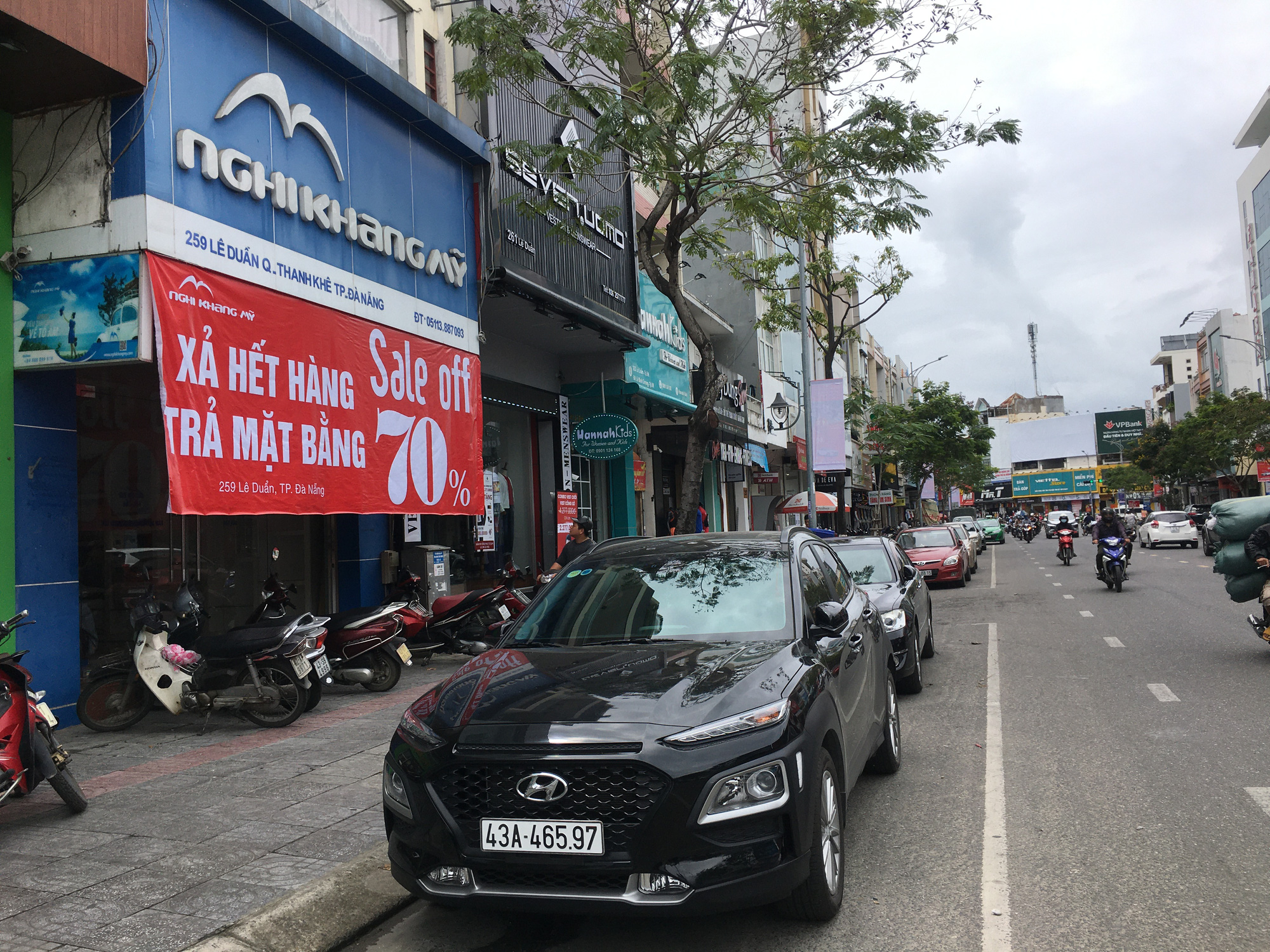 Đà Nẵng: Loạt cửa hàng phố chuyên doanh thời trang Lê Duẩn đóng cửa do ảnh hưởng bởi dịch Covid-19 - Ảnh 2.