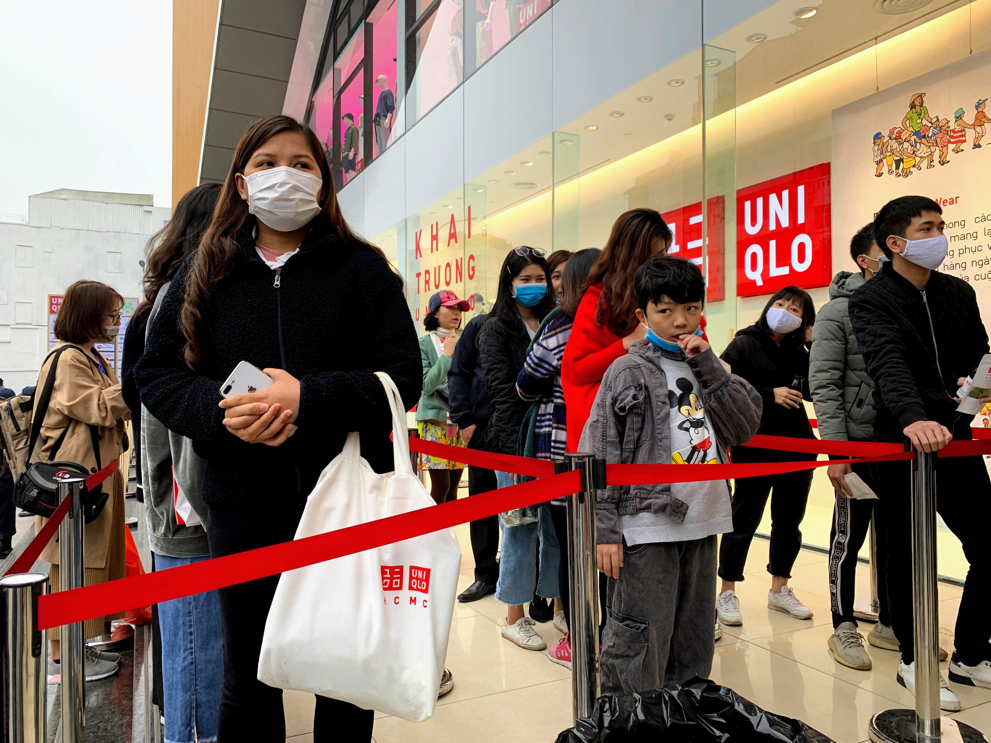 Cụ ông 87 tuổi cuốc bộ tới Uniqlo Hà Nội mua hàng trong ngày khai trương - Ảnh 5. Cụ ông 87 tuổi cuốc bộ tới Uniqlo Hà Nội mua hàng trong ngày khai trương - Ảnh 5.