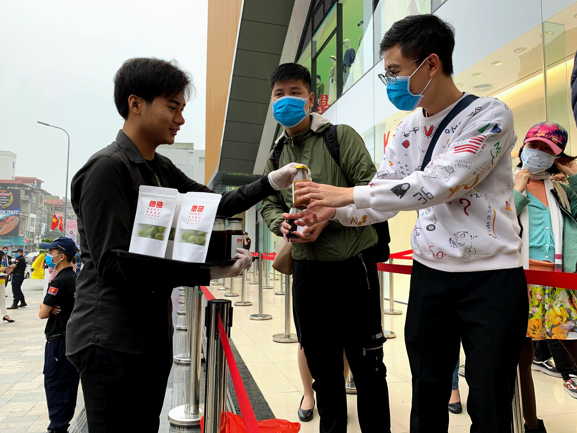 Cụ ông 87 tuổi cuốc bộ tới Uniqlo Hà Nội mua hàng trong ngày khai trương - Ảnh 10. Cụ ông 87 tuổi cuốc bộ tới Uniqlo Hà Nội mua hàng trong ngày khai trương - Ảnh 10.
