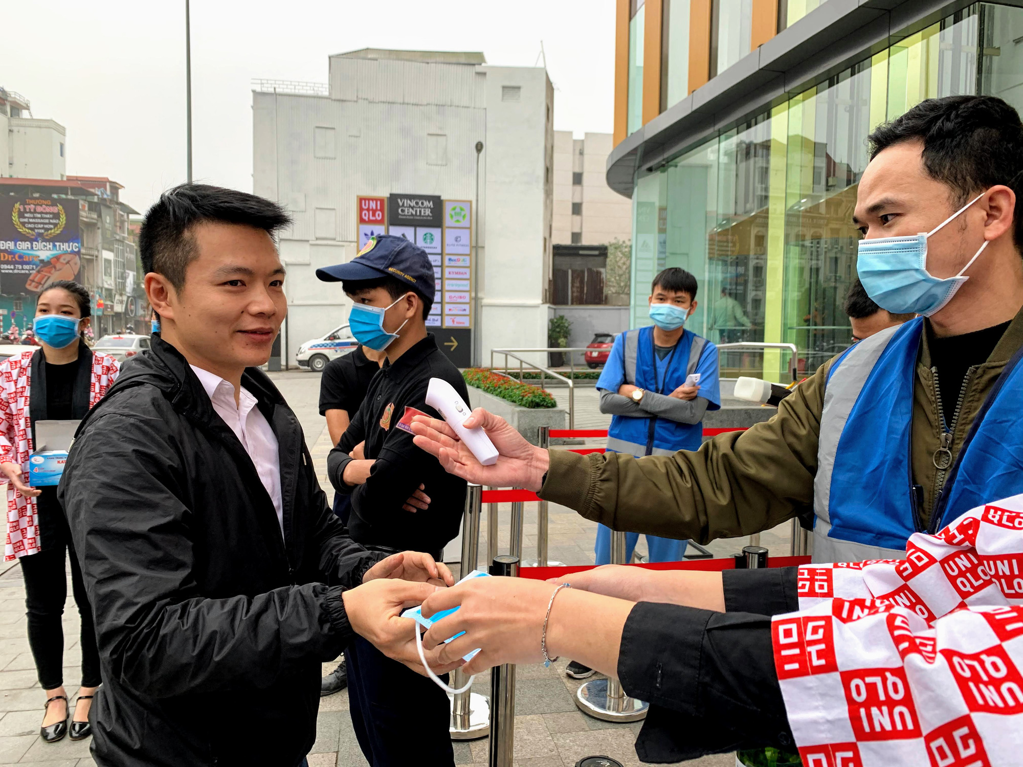 Cụ ông 87 tuổi cuốc bộ tới Uniqlo Hà Nội mua hàng trong ngày khai trương - Ảnh 8. Cụ ông 87 tuổi cuốc bộ tới Uniqlo Hà Nội mua hàng trong ngày khai trương - Ảnh 8.
