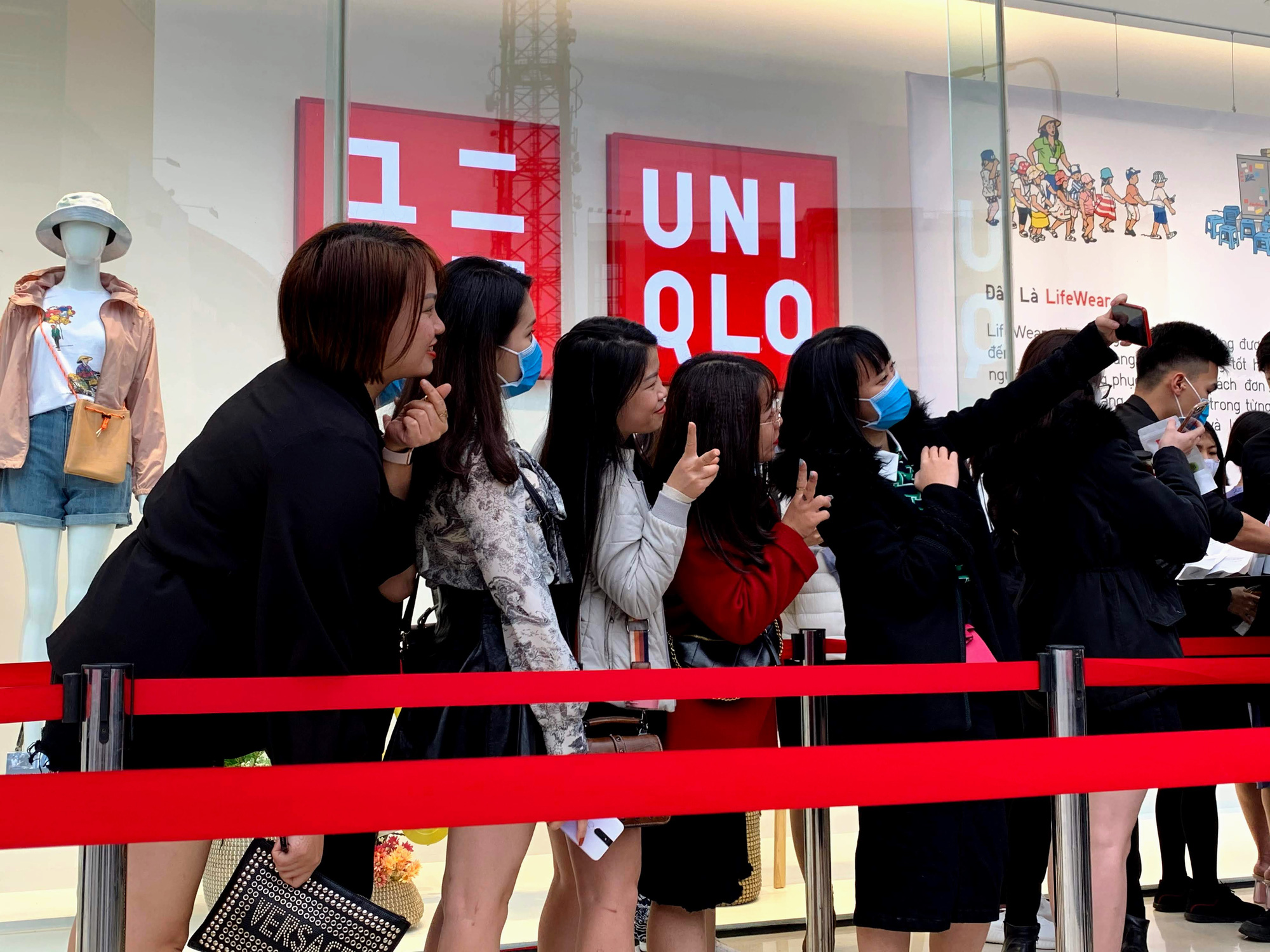 Chị em chen chân đi sắm đồ 8/3 tại Uniqlo Hà Nội, Vincom Phạm Ngọc Thạch chật kín trong biển người - Ảnh 3. Chị em chen chân đi sắm đồ 8/3 tại Uniqlo Hà Nội, Vincom Phạm Ngọc Thạch chật kín trong biển người - Ảnh 3.