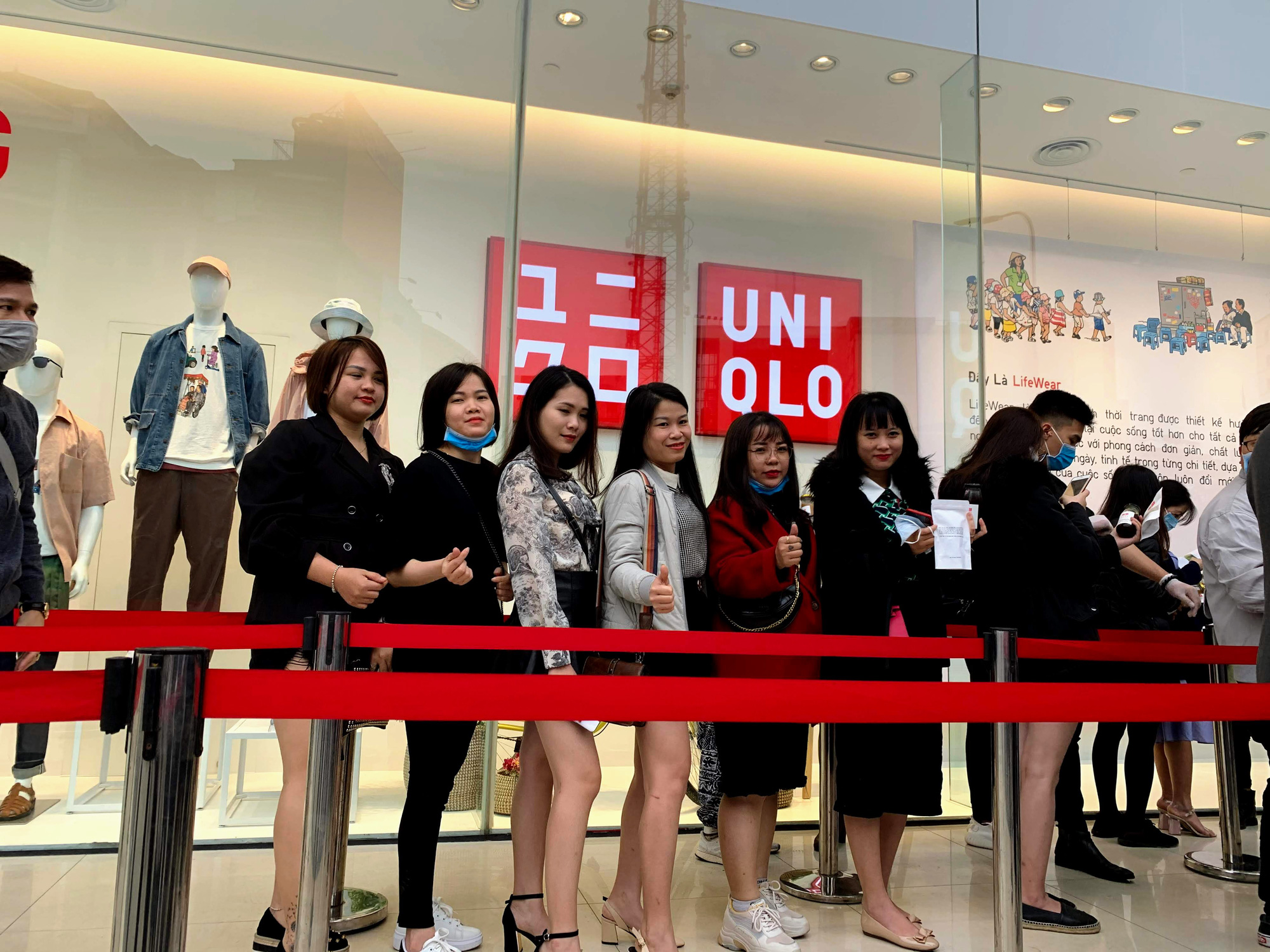 Chị em chen chân đi sắm đồ 8/3 tại Uniqlo Hà Nội, Vincom Phạm Ngọc Thạch chật kín trong biển người - Ảnh 2. Chị em chen chân đi sắm đồ 8/3 tại Uniqlo Hà Nội, Vincom Phạm Ngọc Thạch chật kín trong biển người - Ảnh 2.